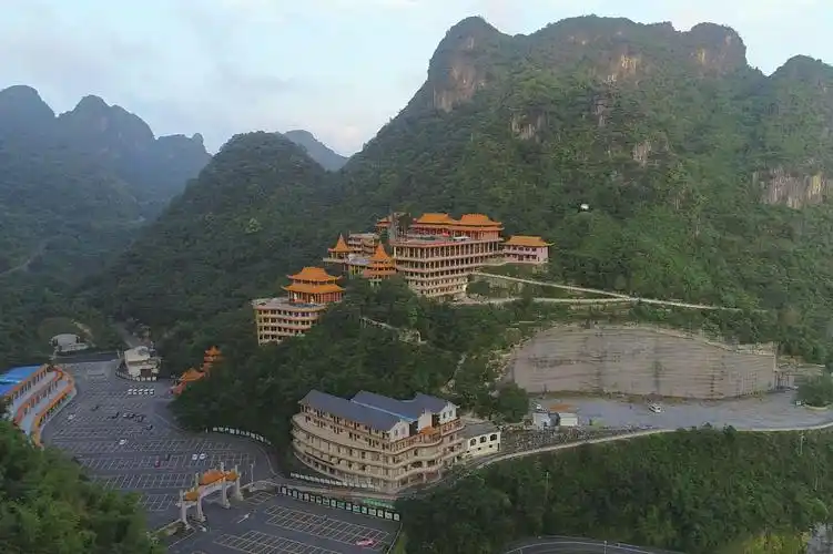 航拍广西南宁马山县弄拉风景区占了半座山的金刚普陀寺值得一游