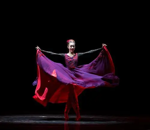 维吾尔族女子独舞《梦回楼兰》舞者:张瀛予