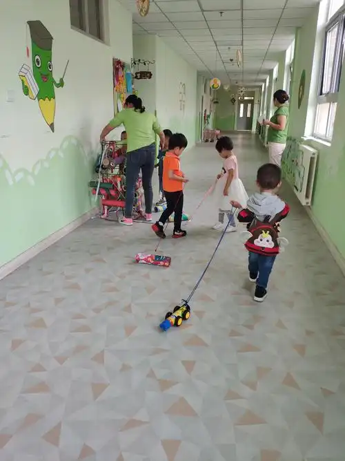 "我为祖国加油"——开发区中心幼儿园户外自制玩具展评活动