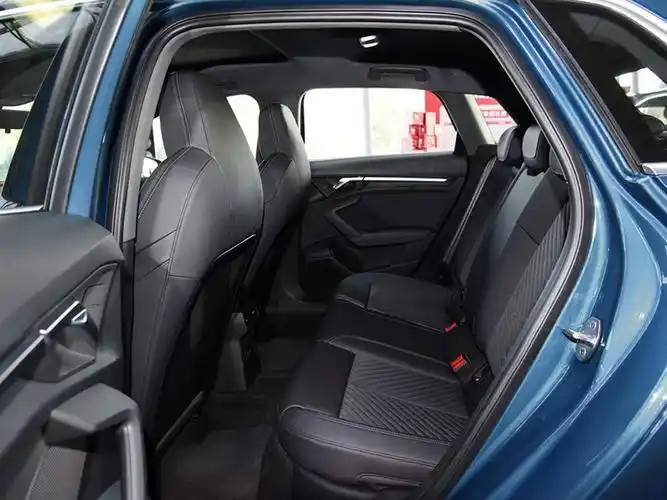 新一代奥迪a3两厢车的后排空间新一代奥迪a3三厢车的后排空间座椅和