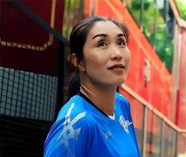 年轻时的孙玥,拥有着天赋和努力,她从小就展现出对排球的热爱和天赋