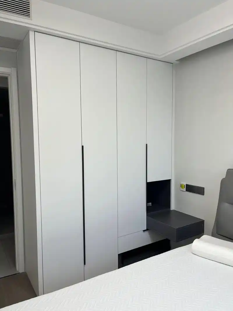 柜门,把膜全撕了,墙壁做的烟灰色艺术漆,好看多了,图片是开了灯的效果