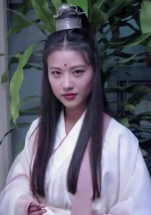 周海媚,一代经典"周芷若",俏皮又妩媚动人,可惜感情不尽人意_吕良伟