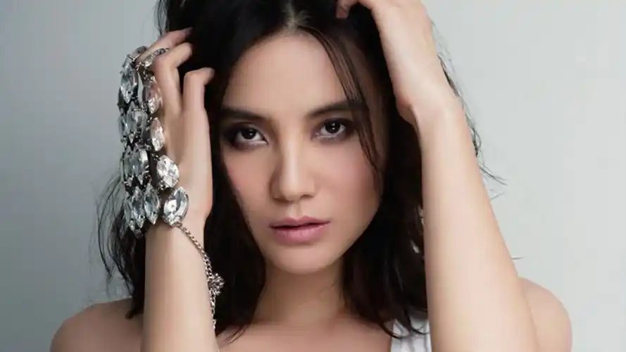 宋佳图片桌面壁纸之清纯美女高清大图预览1600x900_美女壁纸下载_美桌