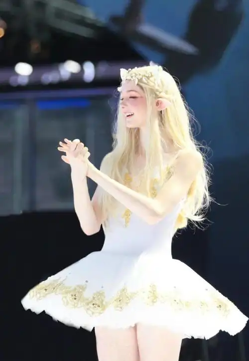 仙女模特被称为"最美精灵",美得不像真人,生活照却像换了个人