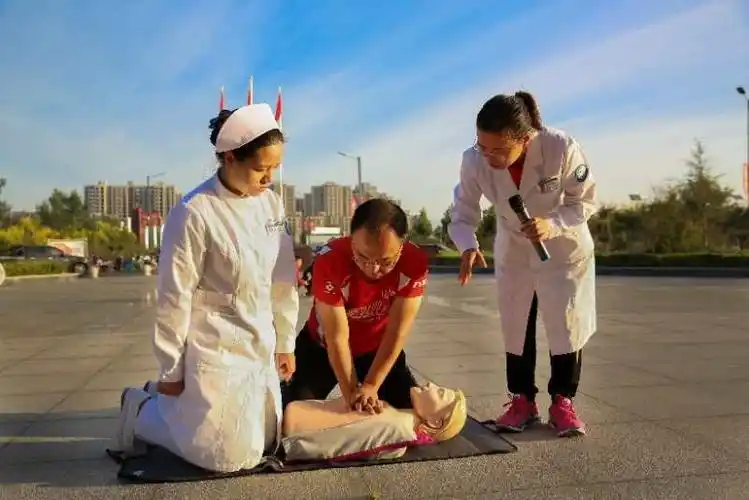 美女护士耐心的教,学习人员按压力度及频率和方法.