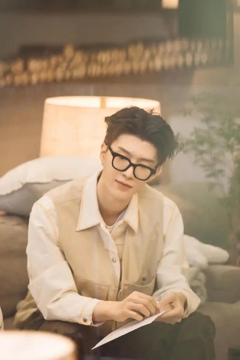 范丞丞戴黑框眼镜文艺范足身穿白色系上衣清新帅气