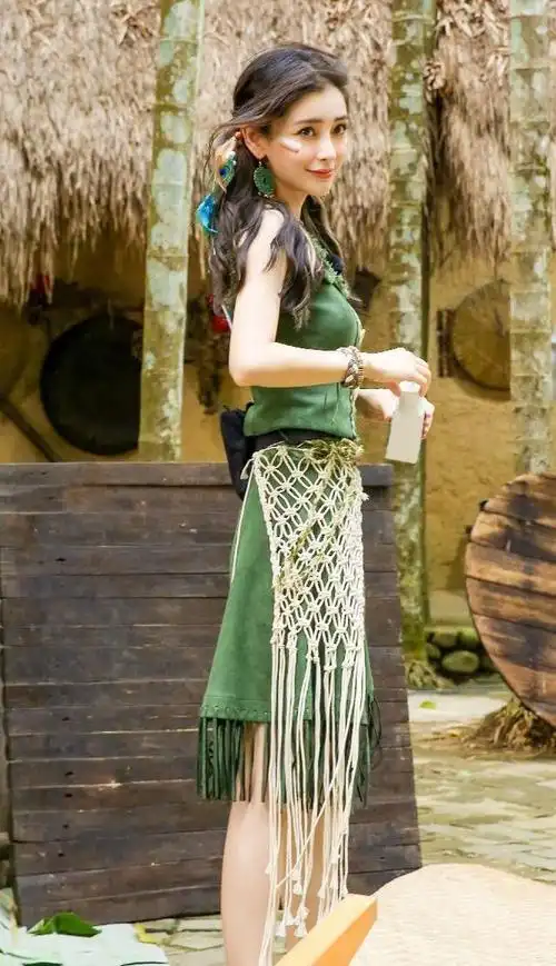 杨颖穿出三亚度假凉爽范晕染色短裤搭无袖条纹衫清新浪漫