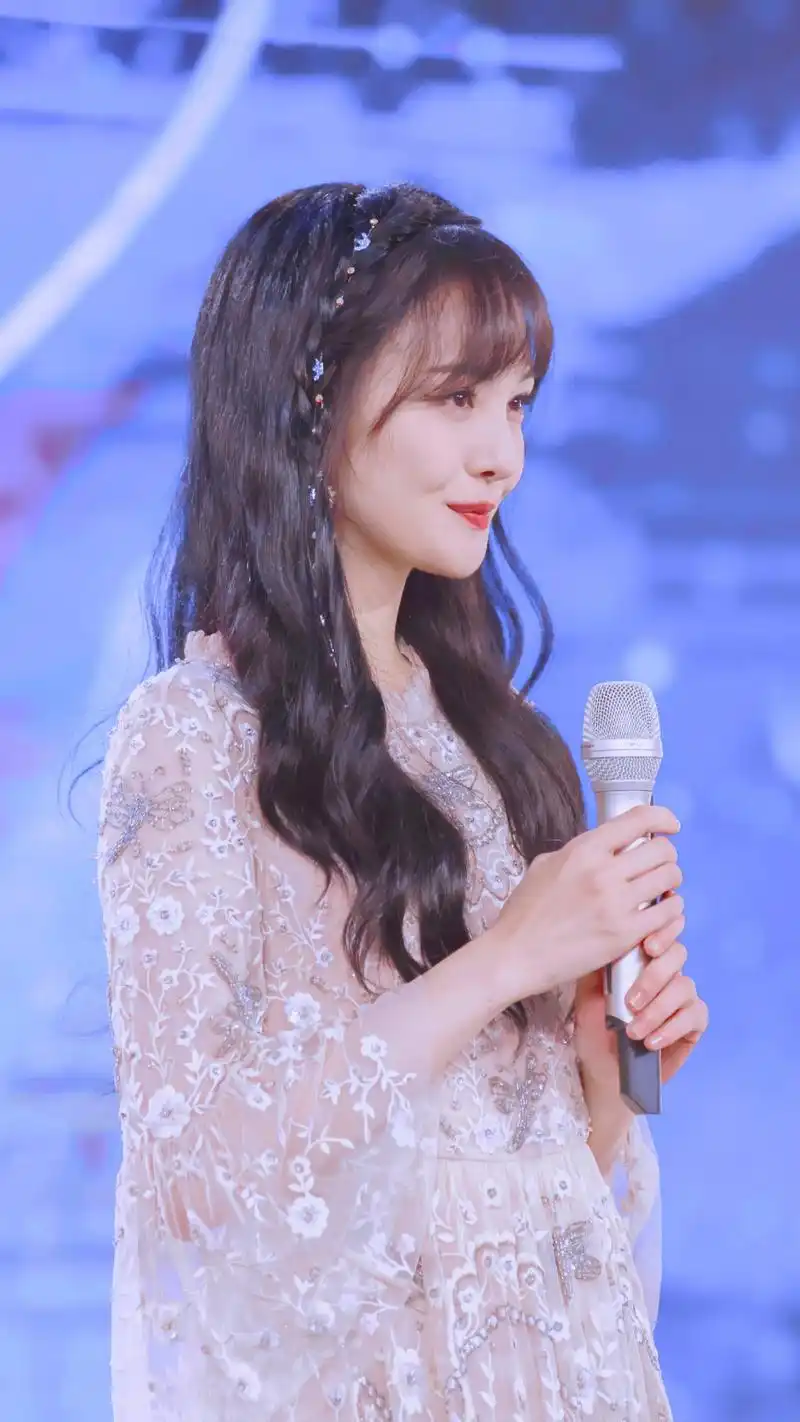 演员郑爽,坦率正直的小仙女,来看美美的照片吧