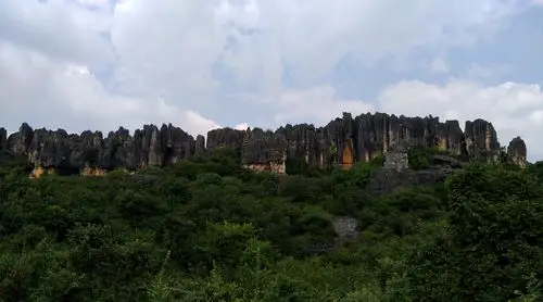 云南乃古黑石林