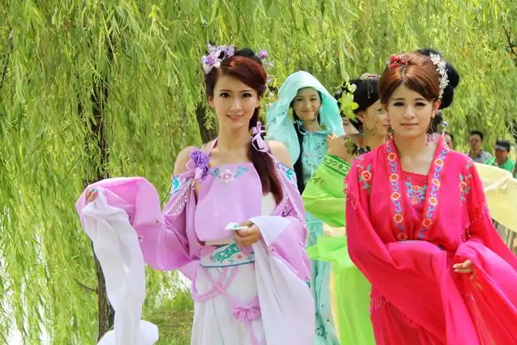 最美七仙女飘然到人间