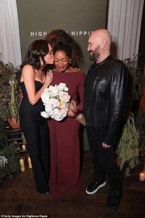 梅根3人行!43岁王妃独自亮相理发店派对