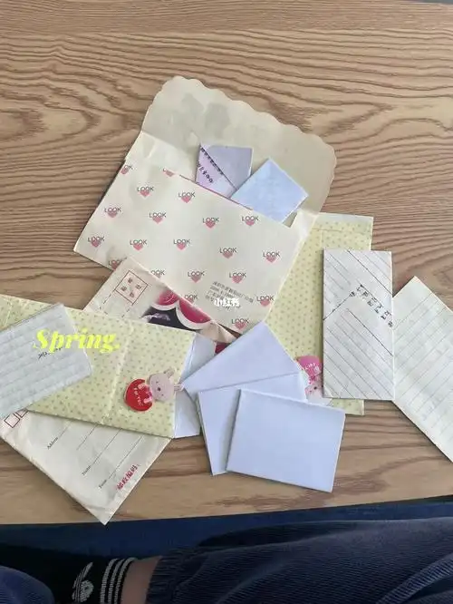 打扫卫生的时候,偶然发现了这堆写在十年前的情书,还挺感慨的,这是