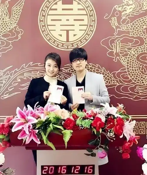 岁月流转,两颗心在默默守望中愈发靠近,悄然滋生的情愫如春水初生