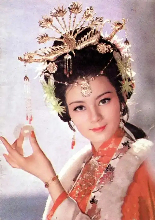 "事业狂"潘虹:离婚37年未嫁,晚年直言:最遗憾没有自己的孩子