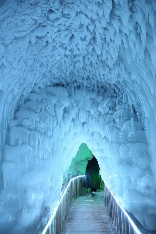 世界罕见冰洞一一云丘山冰洞群