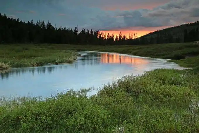 美丽的山涧日出山水风景图片