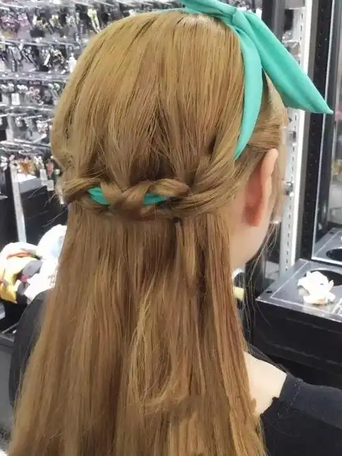 如果你想学简约又不失甜美的发型,就可以尝试着扎这几款森系编发.