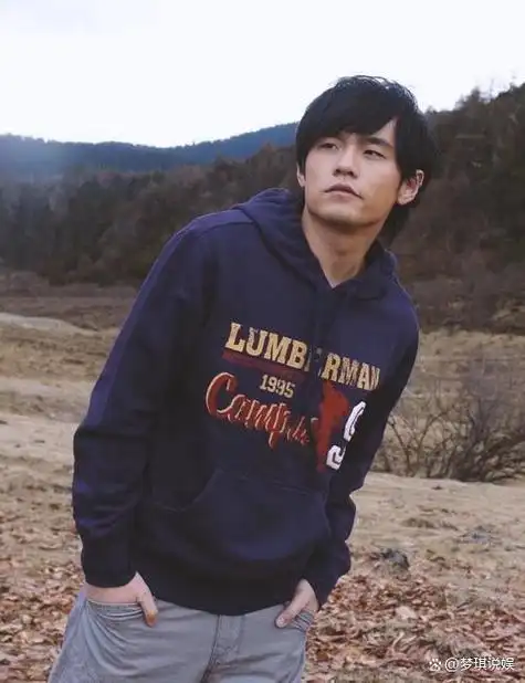 周杰伦戴假发看澳网穿万元外套状态引热议昆凌依然少女