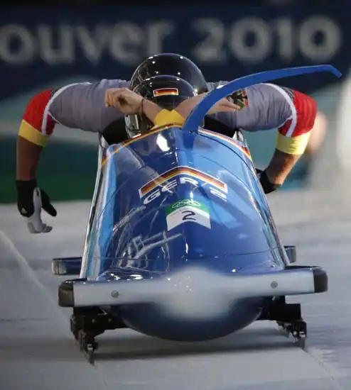 图文有舵雪橇男子双人赛冰地战车开始加速