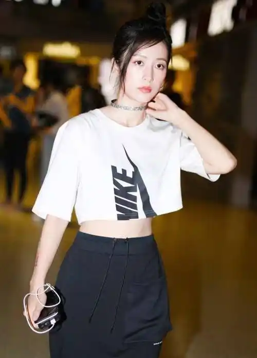 周雨彤这造型绝了,把发箍当项圈戴,还显得身材部以下全是腿_设计_电影