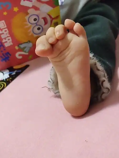 这个小脚丫子不听话了宝宝脚丫反射