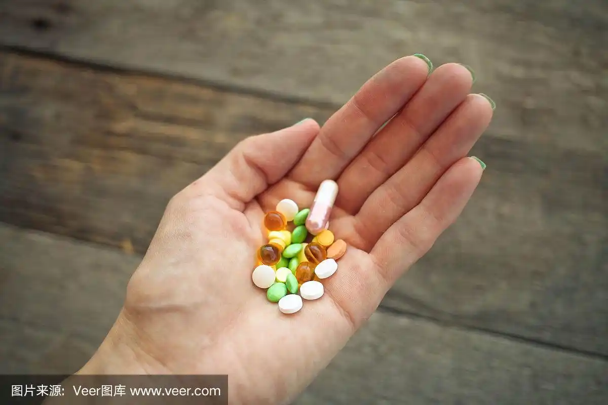 女人手里拿着一把药片.健康的概念.