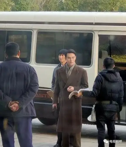 《大江大河2》剧组复工 王凯穿大衣带眼镜大佬气质满满_许文强