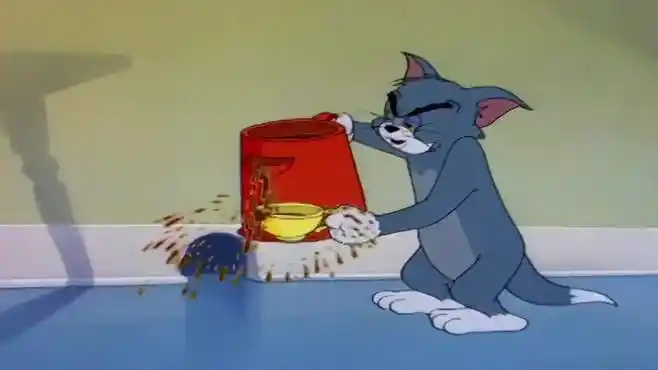 搞笑:汤姆快看脚下,小老鼠给放炸弹了,小心一会被炸飞