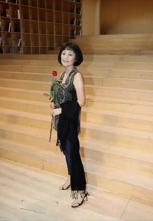 原创67岁张艾嘉仍在折腾印花上衣搭配牛仔裤自信又减龄超漂亮