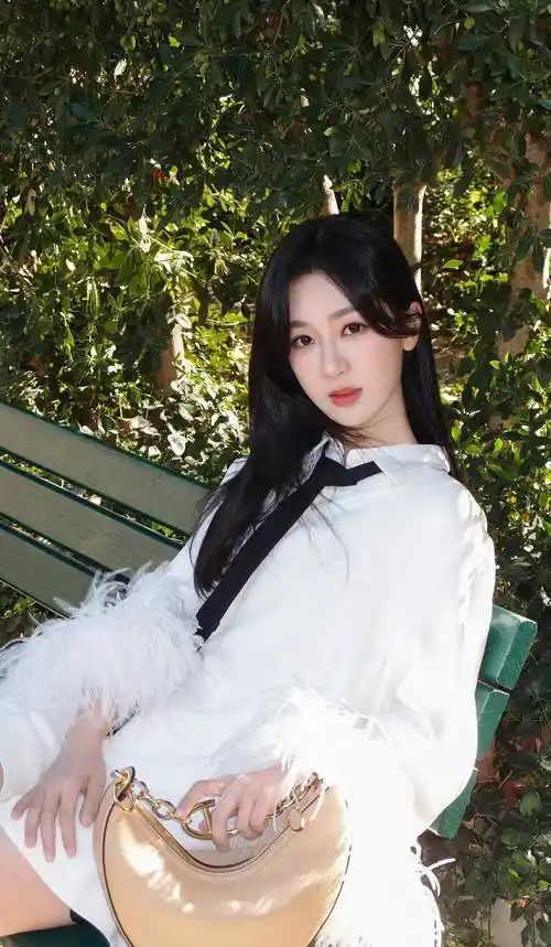 杨紫最新照片:简洁大方,奢华时尚,迷倒了无数少年_黑色_白色_造型