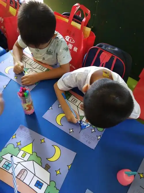 小朋友们很专心在画画
