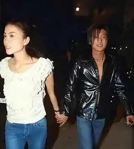 王菲机场惊艳亮相55岁身材娇好气质优雅难怪谢霆锋为之倾倒