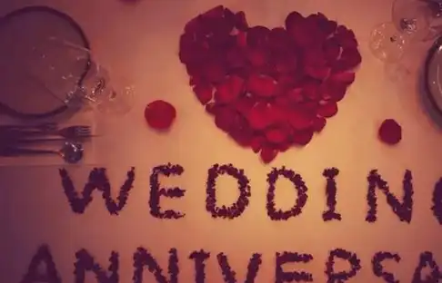 sweetmemories长方形上洒满了玫瑰花瓣,还摆了个超大的爱心,连播放的