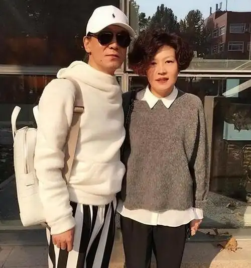 李咏的老婆哈文:老公病逝多年,我仍旧是李家儿媳,给公婆生活费