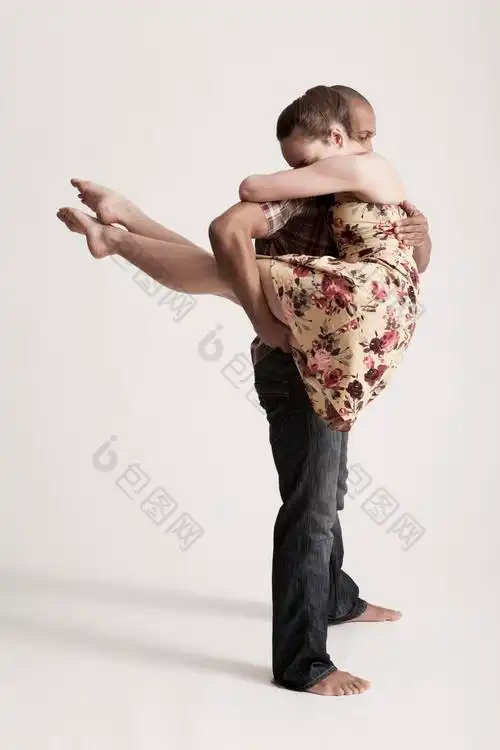 灰色调抱着妻子