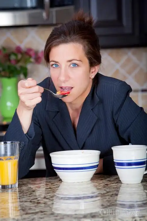 吃早餐的女商人