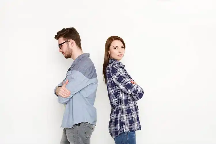 分手_烦乱_情侣_背对背_向上_离婚_年轻_站立_争吵_隔绝_白色背景