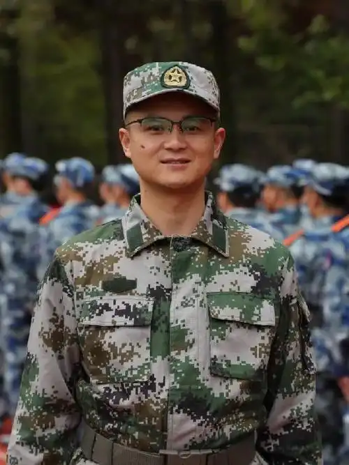 军训风采展步伐齐整绿军装舞动青春斗志扬