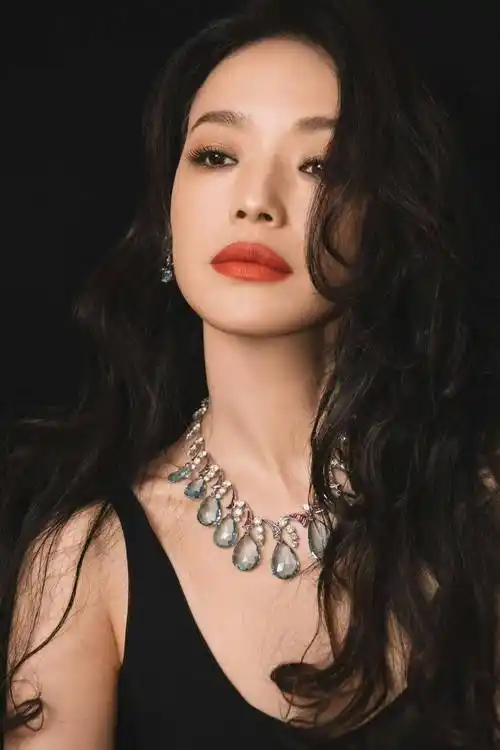 至今难忘初见舒淇为tf拍摄商务广告的惊艳,标志性的波浪卷发,洋红色的