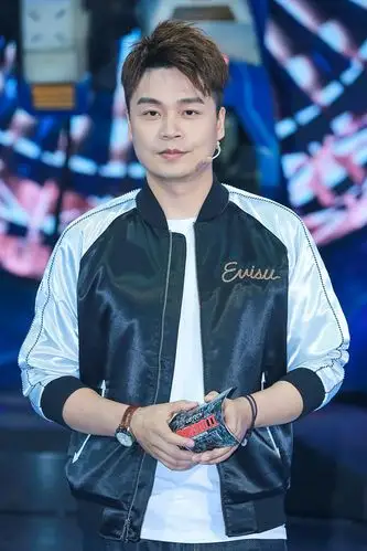 他终究娶了那个给他递话筒的女孩主持人沈涛妻子深藏不露