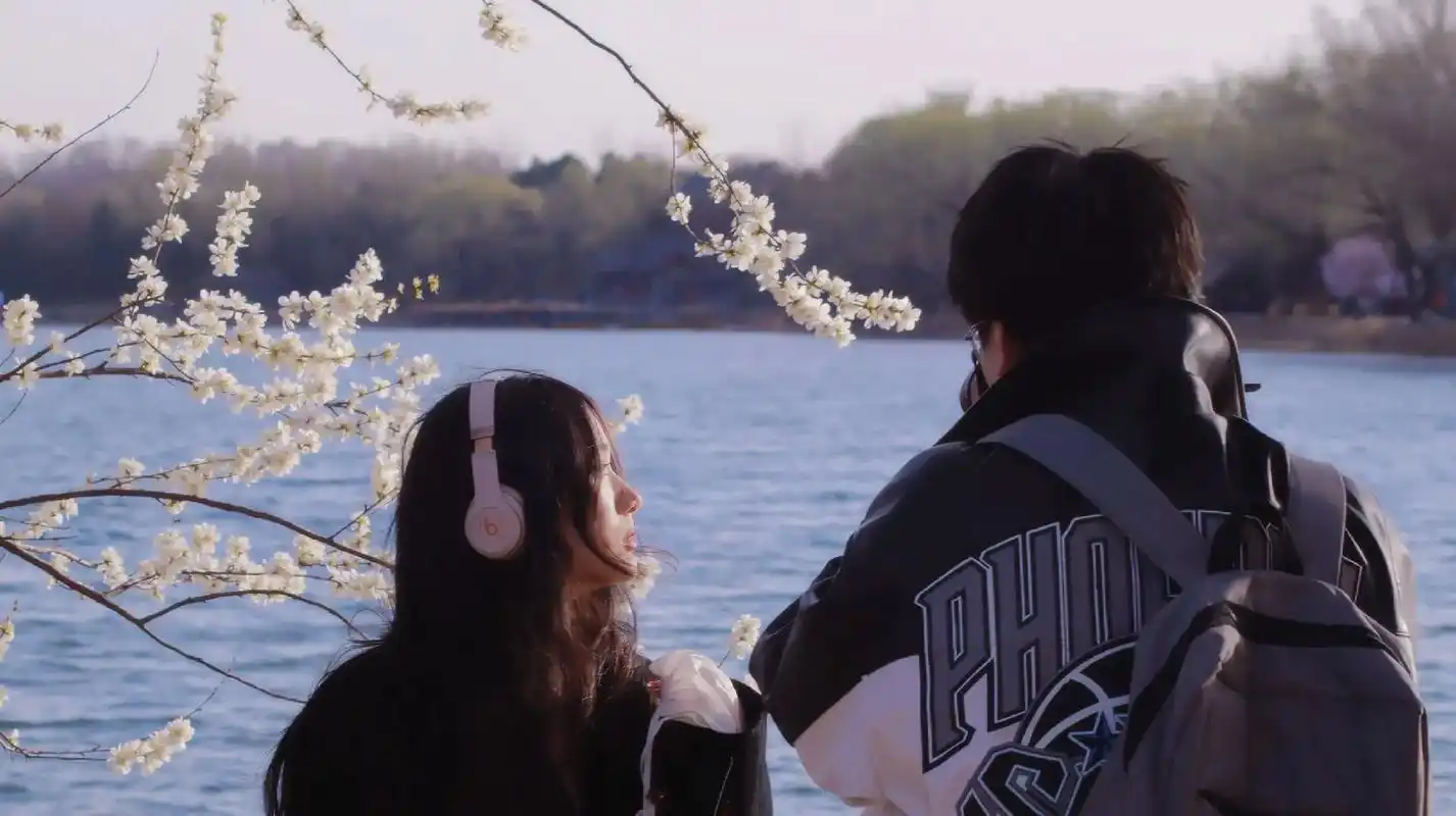 游园纪实.每次自己一个人去公园转,总是能拍到有爱的情侣照~如 - 抖音