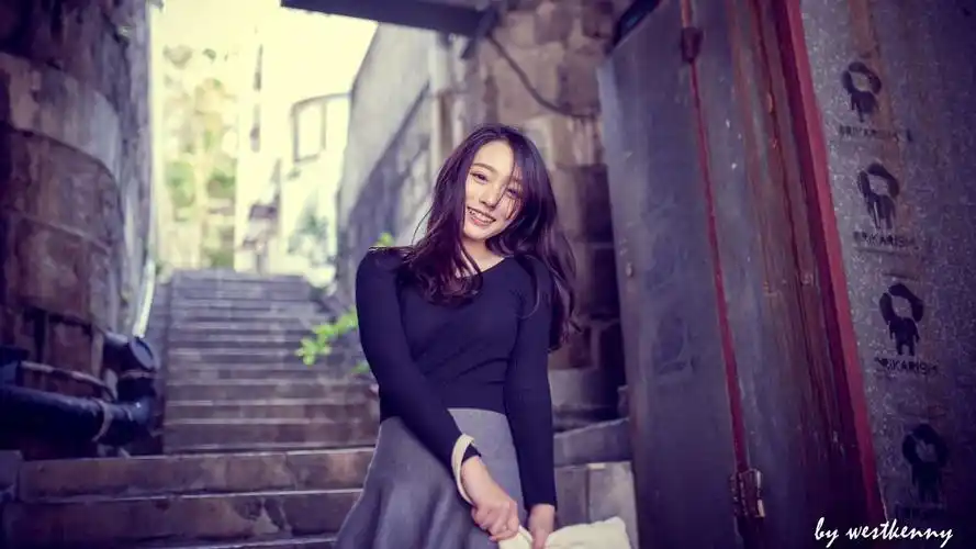 黑色毛衣 微笑的美女4k图片,4k高清美女图片,娟娟壁纸