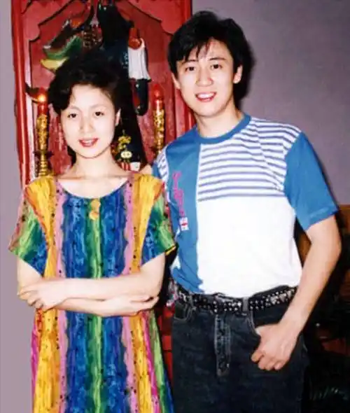 著名歌手解晓东最红时为何隐退他做妻子和母亲之间的润滑剂