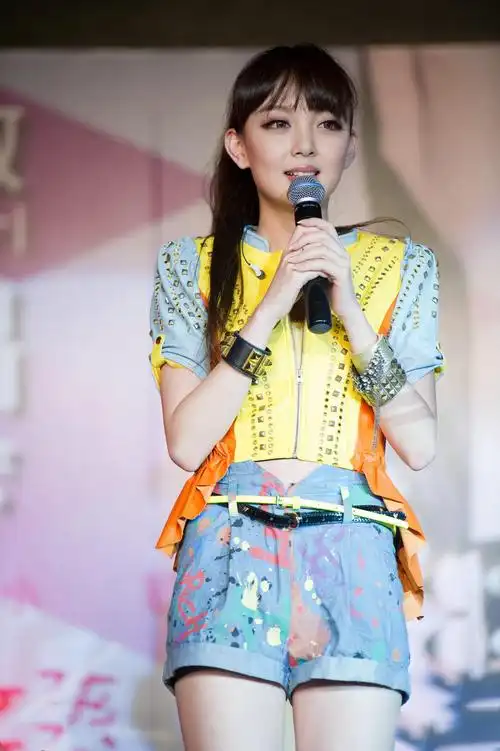 广西南宁90后女歌手,时尚气质浓厚,网友称她是新一代时尚小花旦