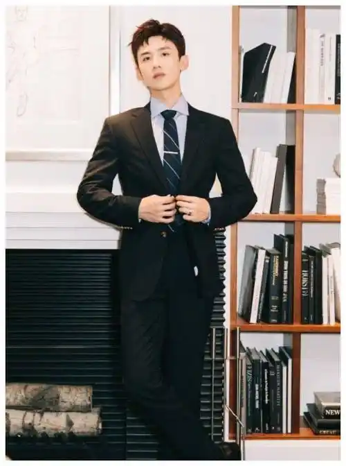 继续营业的怀柔区鞋王白敬亭穿上整套西装满满的霸道总裁风