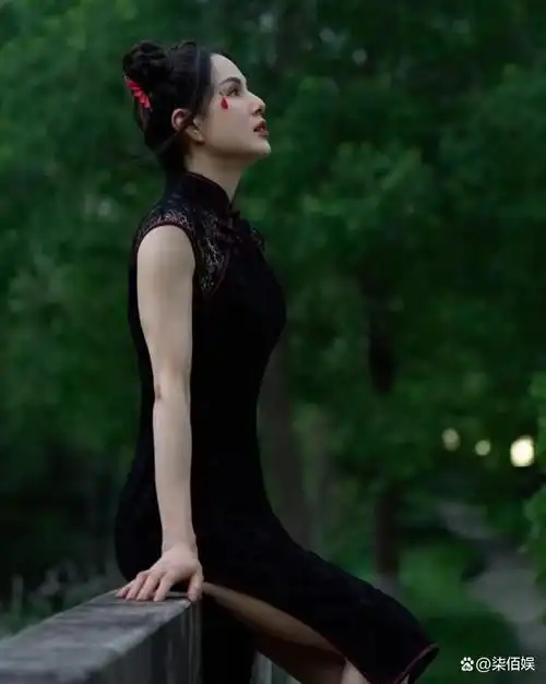 她还写道:"好久没有扎过双丸子头了,没想到和旗袍也很搭,加一个别致的