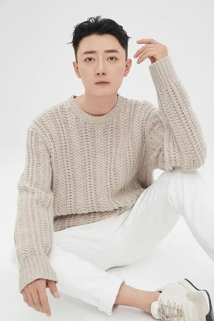 演员苏小玎生日写真曝光 氛围感小哥哥清爽俊逸