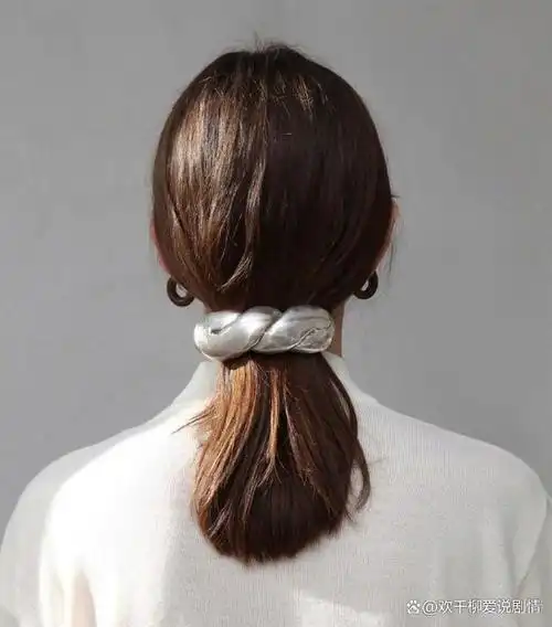 扎发别用橡皮筋了,今年流行用"丝巾"扎头发,刘诗诗也扎了!