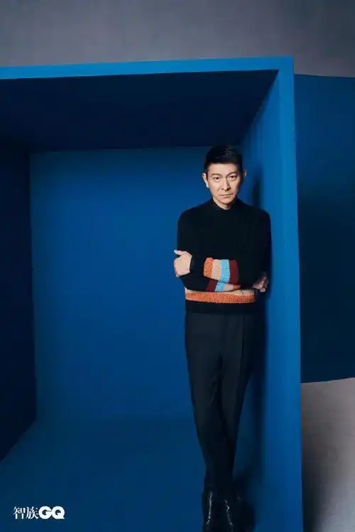 网友晒出61岁的帅小伙刘德华腹肌照华哥状态特别好腹肌明显